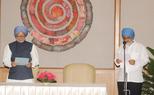The Prime Minister, Dr. Manmohan Singh and the Deputy Chairman, Planning Commission, Shri Montek Singh Ahluwalia with the Members of the reconstituted Planning Commission at the swearing-in ceremony, in New Delhi on July 27, 2009 at 7, Race Course Road, New Delhi.