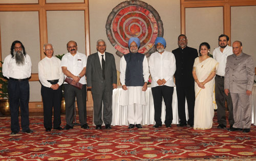 The Prime Minister, Dr. Manmohan Singh and the Deputy Chairman, Planning Commission, Shri Montek Singh Ahluwalia with the Members of the reconstituted Planning Commission at the swearing-in ceremony, in New Delhi on July 27, 2009 at 7, Race Course Road, New Delhi.